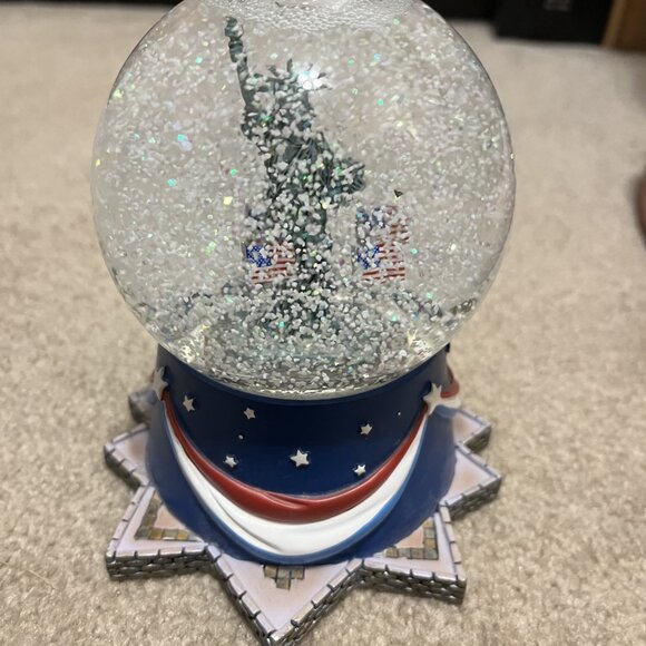 NIB Limited Edition Hallmark Musical Patriotic Water Snow Globe - Picture 7 of 7